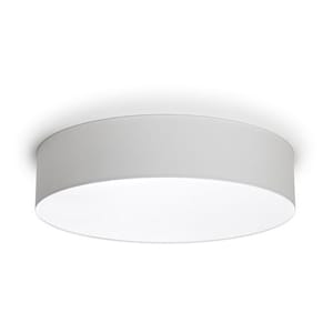 Op de afbeelding: Een witte, ronde plafondlamp. De lamp heeft een cilindrische kap en een heldere, diffuse lichtbron. De lamp is gemonteerd op een wit plafond. Deze moderne lamp is geschikt voor diverse interieurstijlen.