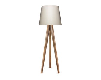 Golvlampa i massiv ek med tre ben, skandinavisk minimalistisk design