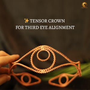 Pode incluir: Uma Coroa Tensor de cor cobre para o Alinhamento do Terceiro Olho. A coroa é feita de arame de metal torcido, em forma de olho. O texto "Tensor Crown for Third Eye Alignment" é exibido em branco.