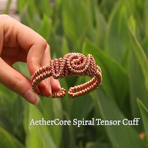 AetherCore spiraalvormige tensormanchet – puur koperen armband met dubbele frequentie en energie voor focus, aarding en innerlijke kracht