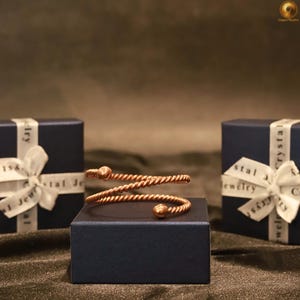 Infinity Twist Tensor Armband – Handgjort armband i ren koppar med anpassade frekvensalternativ