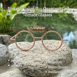 Op de afbeelding: Vortexa Vision II - Quantum Coil Tensor bril gemaakt van gedraaid koperdraad. Het montuur heeft een centrale spoel en vermeldt 144mhz, 177mhz, Clear Quartz, Rose Quartz, Amethyst, Green Quartz en Rutilated Quartz als bijbehorende kenmerken.