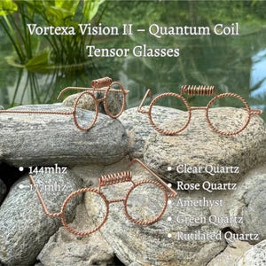 Könnte beinhalten: Kupferfarbene Tensor-Brillen mit runden Rahmen und gewendelten Akzenten, präsentiert auf grauen Steinen. Der Text lautet "Vortexa Vision II - Quantum Coil Tensor Glasses." Zusätzlicher Text listet Quarzarten und Frequenzen auf.
