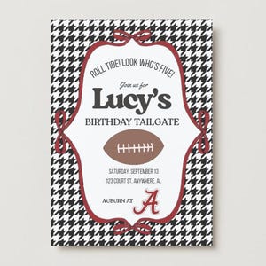 Könnte beinhalten: Einladung zu Lucys Geburtstagsparty. Das Design zeigt einen weißen Hintergrund mit einem bordeauxroten Rahmen, ein Football-Motiv und einen schwarz-weißen Hahnentritt-Hintergrund. Der Text lautet "Roll Tide! Look Who's Five!"