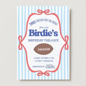 Puede incluir: Invitación rectangular con fondo de rayas azules y blancas. La invitación presenta un marco decorativo rojo con lazos y el texto "Three Cheers for the Rebs!" y "Birdie's Birthday Tailgate". Un gráfico de fútbol americano marrón está en el centro.