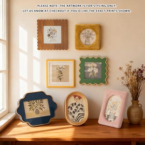 Könnte beinhalten: Eine Sammlung gerahmter Kunstwerke in verschiedenen Formen und Farben, darunter ein Holzrahmen mit Zierrand, ein gelber Rahmen und ein blauer Rahmen. Die Kunstwerke zeigen florale und abstrakte Designs. Der Text im Bild lautet: BITTE BEACHTEN: DIE KUNSTWERKE DIENEN NUR ZUR STILISIERUNG. TEILEN SIE UNS AN DER KASSE MIT, WENN SIE DIE GEZEIGTEN DRUCKE MÖCHTEN.