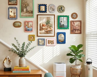 Peut inclure: Un mur de galerie composé d'une collection de cadres photo rectangulaires, carrés, ovales et festonnés de différentes couleurs, notamment vert, bleu, rose, marron et doré. Les cadres contiennent des tirages d'art, des photos et des miroirs.