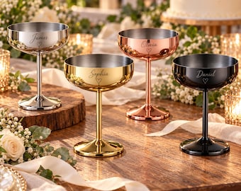 Può includere: Quattro coppe da champagne metalliche con stelo, ognuna con un nome inciso e un simbolo a forma di cuore. Il set comprende una coppa argentata con il nome James, una dorata con Sophia, una in oro rosa con Olivia e una nera con Daniel.
