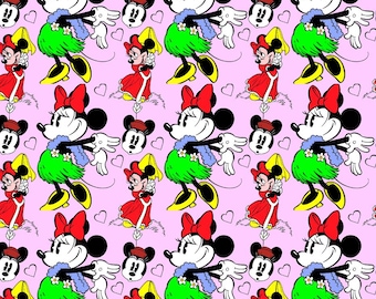 Puede incluir: Patrón repetitivo con Minnie Mouse en varias poses. Minnie se representa con una falda de hierba verde, un lazo rojo y zapatos amarillos. Otras imágenes incluyen a Minnie con un vestido rojo y la cabeza de Minnie. El fondo es rosa claro con corazones blancos.