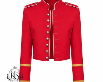 Op de afbeelding: Een felrode jas in militaire stijl met een hoge kraag met witte biezen, zilverkleurige knopen aan de voorzijde, epauletten op de schouders en goudkleurige horizontale strepen op de manchetten. Het logo RTS is zichtbaar in de linkerbenedenhoek.