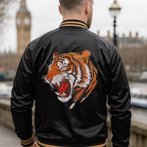 Giacca Sukajan con tigre ruggente giapponese / Stile souvenir streetwear / Cappotto bomber in raso Sukajan