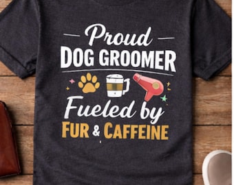 Camiseta de peluquero canino orgulloso - Camiseta "Impulsada por el pelo y la cafeína" - Camiseta divertida de peluquería canina - Regalo para peluqueros - Ropa de peluquería