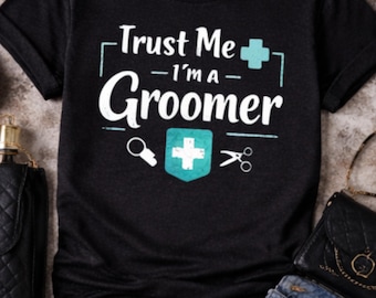 Camiseta "Confía en mí, soy peluquero" - Camiseta divertida de peluquero canino - Camiseta de estilista de mascotas - Ropa de peluquería - Idea de regalo para peluqueros