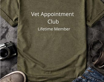 Camiseta del Club de Citas Veterinarias - Camiseta para Socios Vitalicios - Camiseta Divertida para Mamás de Perros - Humor sobre Visitas Veterinarias - Regalo para Dueños de Mascotas