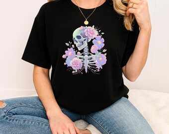 Camiseta gótica con calavera y rosas, camiseta con gráfico de bruja