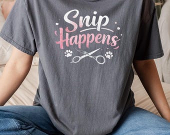 Camiseta de peluquero canino "Snip Happens" - Camiseta divertida de peluquería canina - Regalo para peluqueros - Camiseta de estilista canina - Ropa de peluquería canina