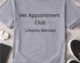 Camiseta del Club de Citas Veterinarias - Camiseta para Socios Vitalicios - Camiseta Divertida para Mamás de Perros - Humor sobre Visitas Veterinarias - Regalo para Dueños de Mascotas