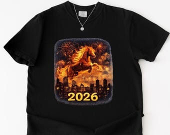 Camiseta del Caballo de Fuego del Año Nuevo Chino 2026 / Camiseta del Año Nuevo Lunar / Camiseta con Gráfico del Año del Caballo / Camiseta de Noche de Fuegos Artificiales en la Ciudad