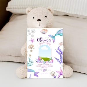 Puede incluir: Una tarjeta de invitación rectangular con ilustraciones en acuarela de sirenas, conchas, perlas, estrellas de mar y algas. El texto dice: Olivia's Fin-tastic Fourth! SWIM ON OVER TO SHELL-ABRATE UNDER THE SEA! SAT 18 MAY 3 PM 123 Anywhere St., Any city, NY 12345.