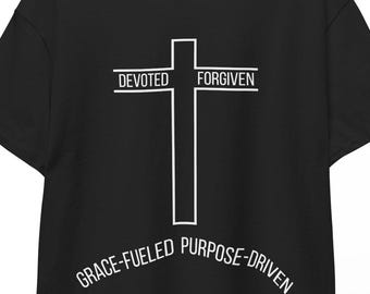 Cruz devota y perdonada / Camiseta de algodón / Camiseta con fe con propósito / Ropa de fuerza graciosa
