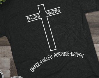 Camiseta Cruz Dedicada y Perdonada / Camiseta Fe Tri-Blend / Ropa Cristiana Inspiradora / Con Propósito / Fuerza Graciosa