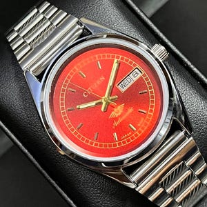 Reloj automático Citizen vintage reacondicionado: esfera roja, acero inoxidable, día y fecha.