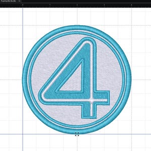 Può includere: Toppa ricamata con il numero 4 turchese all'interno di un cerchio turchese, bordata da un bordo bianco. Il disegno è cucito su tessuto grigio chiaro, dando un aspetto strutturato. La toppa è di forma circolare.