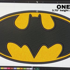 Puede incluir: Parche bordado con el logotipo de Batman. El parche es negro con un símbolo de murciélago amarillo y el texto "ONE SIZE" encima. El parche mide 9,5 cm de alto y 17,8 cm de ancho.