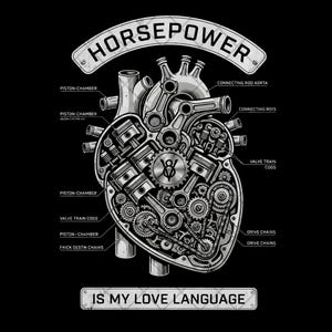 Puede incluir: Un diseño gráfico negro que presenta un corazón mecánico con engranajes, pistones y otros componentes del motor. La palabra "HORSEPOWER" está encima del corazón, y la frase "IS MY LOVE LANGUAGE" está debajo.