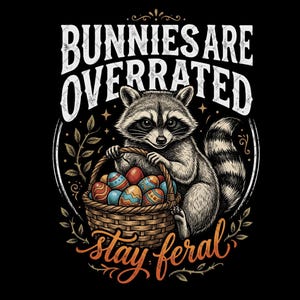 Könnte beinhalten: Grafische Illustration auf schwarzem Hintergrund mit einem Waschbären, der einen Korb mit Ostereiern hält. Der Text lautet "Bunnies are Overrated, stay feral." Der Waschbär ist grau und weiß, die Eier sind bunt.