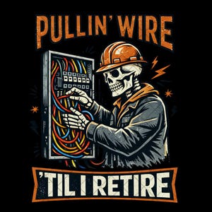 Puede incluir: Gráfico negro con un electricista esqueleto con casco, trabajando en un panel de circuitos. El texto dice "PULLIN' WIRE 'TIL I RETIRE" en naranja y blanco. La imagen tiene un estilo vintage e ilustrativo.