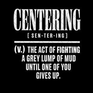 Puede incluir: Fondo negro con la palabra "CENTERING" en letras blancas grandes. Debajo, se da la pronunciación, seguida de una definición: "(V.) EL ACTO DE LUCHAR CONTRA UN MONTÓN DE BARRO GRIS HASTA QUE UNO DE USTEDES SE RINDA."