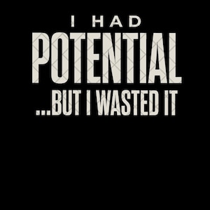 Può includere: Una tazza di ceramica bianca con manico nero e la scritta "But First, Coffee" in nero, in grassetto. La tazza è appoggiata su una superficie di legno. La tazza è alta circa 10 cm.