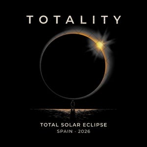 Può includere: Immagine scura con la parola «TOTALITY» in alto. Una persona in silhouette è in piedi davanti a un'eclissi solare. Il testo «TOTAL SOLAR ECLIPSE SPAIN 2026» è in basso.