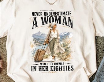 Nunca subestimes a una mujer que todavía viaja a sus ochenta años PNG, Abuela atrevida Viajes Descarga digital