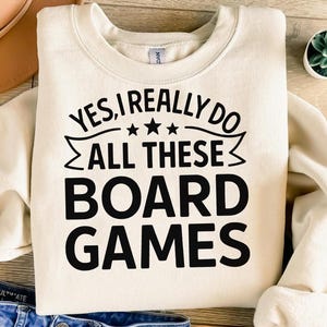 Sim, eu realmente preciso de todos esses jogos de tabuleiro, camiseta engraçada para jogadores, presente para amantes de jogos de tabuleiro, noite de jogos em família, camiseta com humor geek