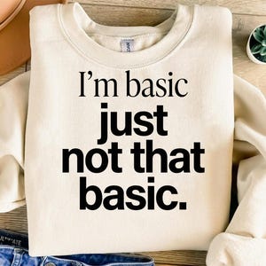 Op de afbeelding: Een witte keramische mok met een zwart handvat en de tekst "But First, Coffee" in een zwarte, handgeschreven lettertype. De mok staat op een wit oppervlak.