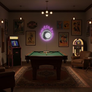 Può includere: Una sala giochi poco illuminata con un tavolo da biliardo, poster vintage e un jukebox. Un'insegna al neon raffigurante una palla otto in fiamme è appesa al muro. È visibile una sala giochi.