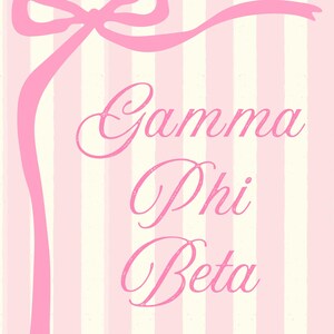 Peut inclure: Fond rose et blanc à rayures verticales avec un ruban rose et l'inscription "Gamma Phi Beta" en cursive. Le design est simple et féminin, avec une palette de couleurs pastel.