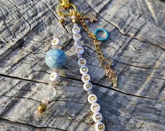 Moms Club Pärlnyckelring | Handgjord Boho Mammapresent