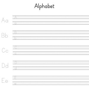 Puede incluir: Una hoja de trabajo blanca con la palabra "Alphabet" en la parte superior. La hoja de trabajo tiene líneas para practicar la escritura de las letras A a la G, tanto mayúsculas como minúsculas. Las letras están impresas en gris claro.