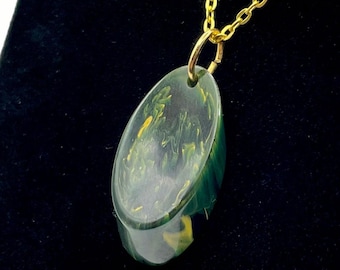 Collier Rétro Vintage Des Années 1950 - Vert Et Doré à Pampilles Géométriques émaillées