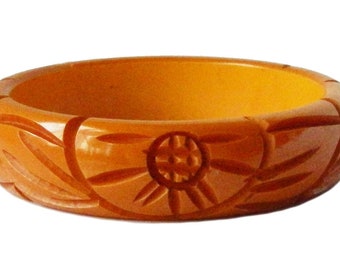 Vintage 1930s Hand Carved Bakelite Bangle Bracelet