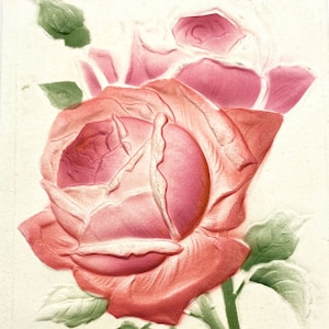 Cartão postal antigo eduardiano com rosas em relevo
