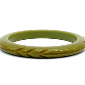 Vintage 1940s Bakelite Carved Green Bangle Bracelet