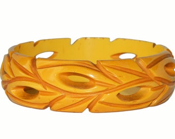 Vintage 1930s Carved and Pierced Bakelite Bangle Bracelet