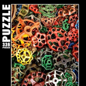 Peut inclure: Une image en gros plan d'un tas de boutons métalliques vintage de différentes couleurs, notamment rouge, vert, jaune et noir. Les boutons ont un motif en étoile et sont disposés de manière aléatoire.