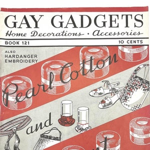 Könnte beinhalten: Ein Vintage-Magazincover mit einem rot-weiß gestreiften Hintergrund mit dem Text "Gay Gadgets" und "Pearl Cotton and Brilliant". Das Cover zeigt auch Illustrationen von Stickgarn, einem Korb und einem Paar Schuhen.