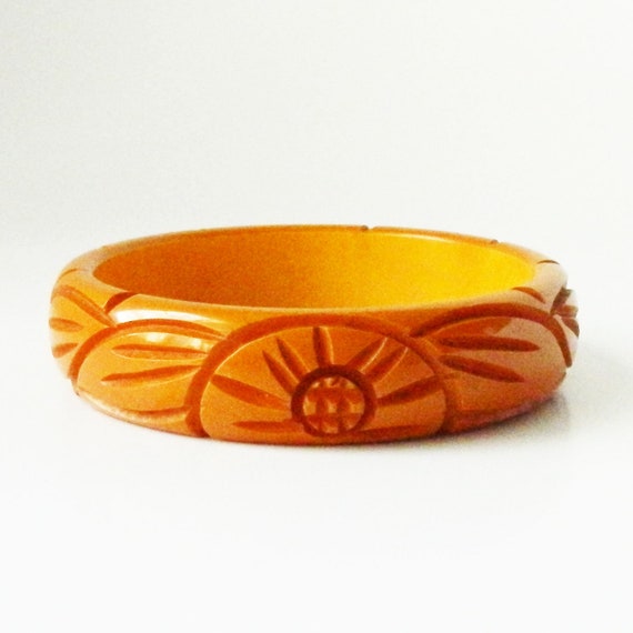 Vintage 1930s Hand Carved Bakelite Bangle Bracelet - image 6