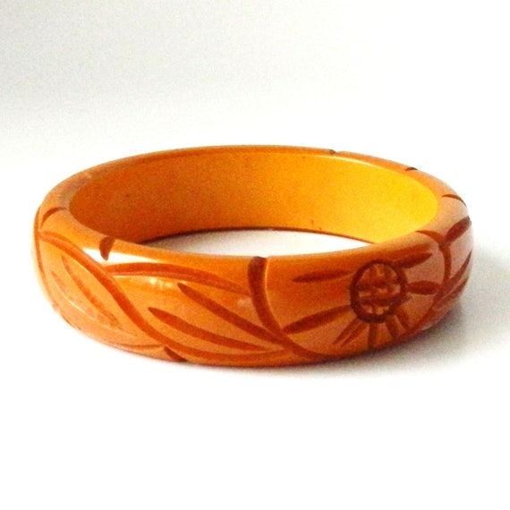 Vintage 1930s Hand Carved Bakelite Bangle Bracelet - image 5